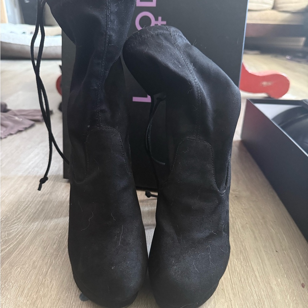 Sleek Black Ankle Boots with Pointed Toe and Sock-Like Fit